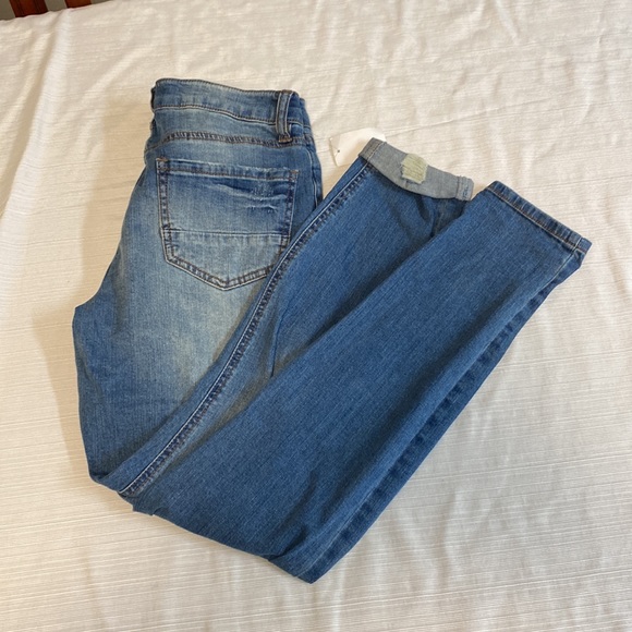 Refuge Boyfriend Distressed Jeans NWT - Picture 3 of 16